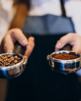 barista-em-uma-cafeteria-com-porta-filtros.jpg